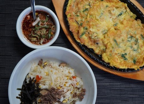 위에서 본 콩나물밥과 무쇠 접시의 전주육전, 양념장