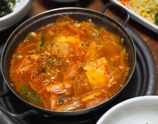 가스 불 위 냄비의 찌개 — 두부와 김치
