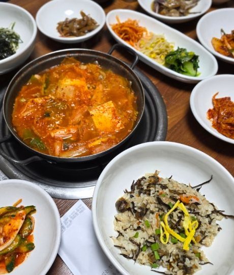 찌개와 꼬막톳밥, 여러 가지 반찬을 차린 상