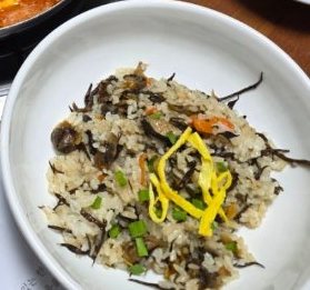 꼬막톳밥 한 그릇 — 톳과 꼬막, 달걀지단·쪽파 고명