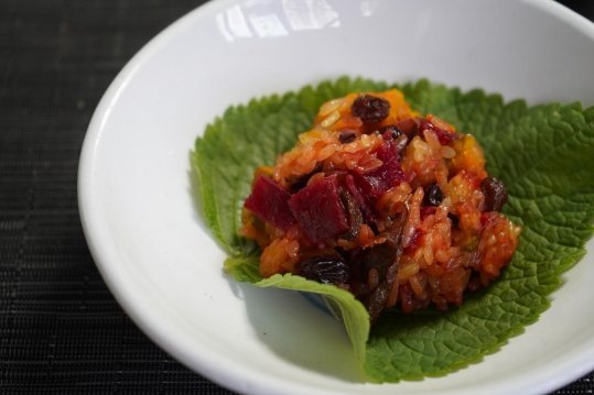 깻잎 위에 올린 찬 — 밥알과 비트, 건포도