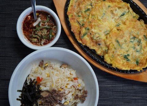 위에서 본 콩나물밥과 무쇠 접시의 전주육전, 양념장