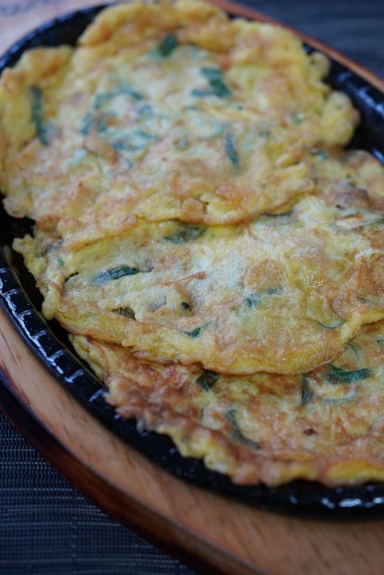 무쇠 접시에 담은 전주육전 — 노릇한 달걀옷과 쪽파